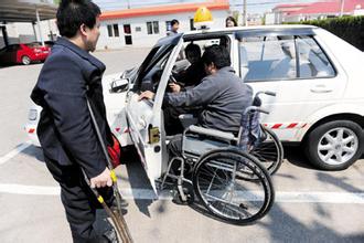 残疾人开车"两难"待解:难获驾考资格停车难