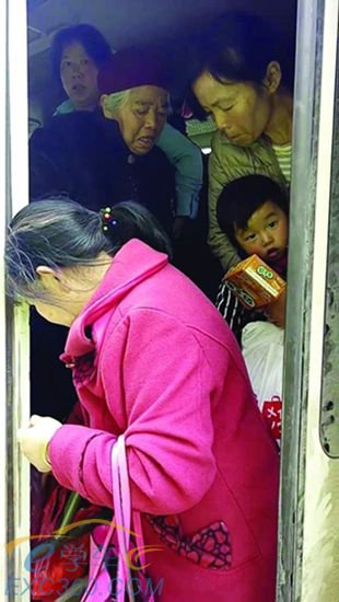 核载25人客车挤了70人 驾驶员或罚2000元吊销驾照