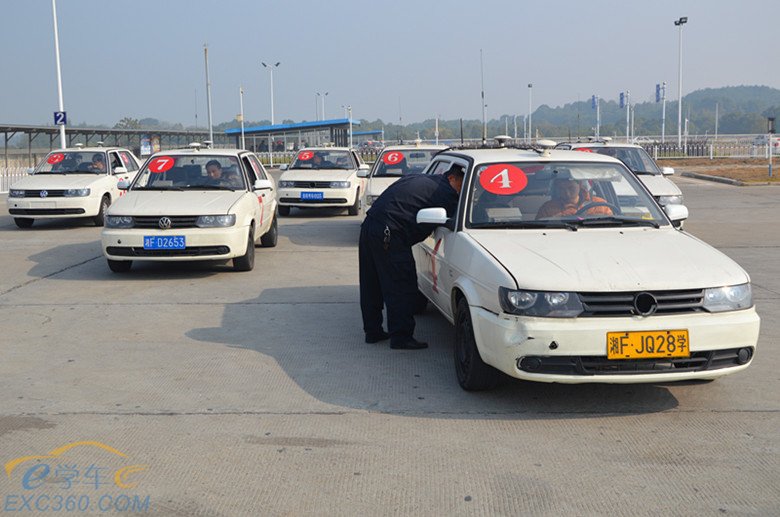 “驾考”下乡摩托车主点赞