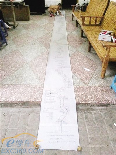 重庆54岁男子为考驾照拼了:手绘7米驾考版攻略
