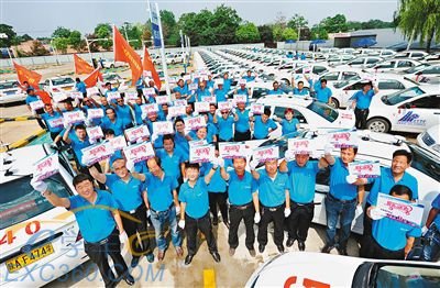 “爱心送考” 百辆驾校“专车”免费接送考生