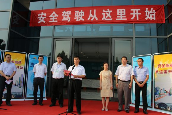 刘小明向驾校赠书并表示 突出安全文明理念 提升驾驶培训质量