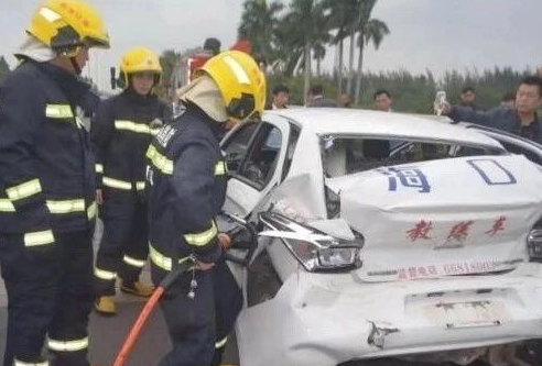 一死一伤!渣土车狠撞教练车:请社会车辆礼让教练车、考试车,莫让惨剧再发生……
