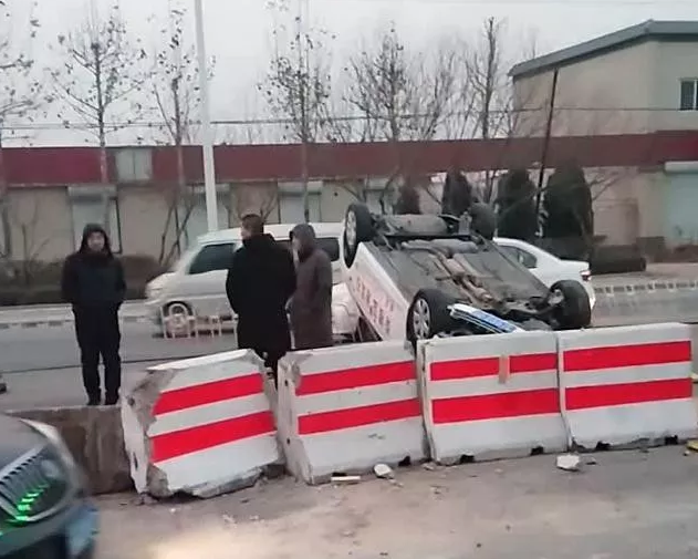 突发!保定一教练车撞上隔离墩,直接翻个底朝天.....